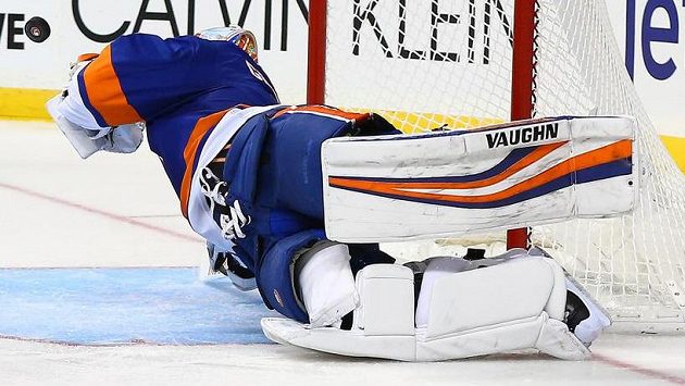 Gólman New York Islanders Thomas Greiss zasahuje proti střele Vladimíra Sobotky (není na snímku) ze St. Louis. Gólman New York Islanders Thomas Greiss zasahuje proti střele Vladimíra Sobotky (není na snímku) ze St. Louis.