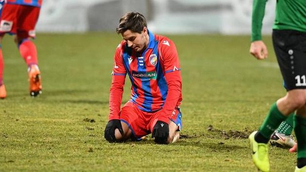 Zklamaný záložník Plzně Aleš Čermák. Zklamaný záložník Plzně Aleš Čermák.
