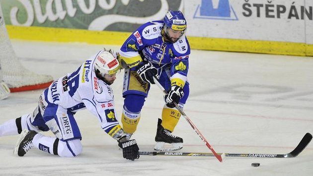 Zlínský útočník Zdeněk Okál (vpravo) bojuje o puk s obráncem Komety Janem Hanzlíkem ve druhém čtvrtfinálovém duelu play off extraligy. Zlínský útočník Zdeněk Okál (vpravo) bojuje o puk s obráncem Komety Janem Hanzlíkem ve druhém čtvrtfinálovém duelu play off extraligy.