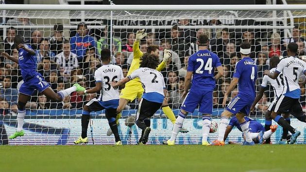 Willian (není na snímku) z Chelsea střílí gól do sítě Newcastlu. Zcela vlevo je Ramires, který na míč jen o kousek nedosáhl. Willian (není na snímku) z Chelsea střílí gól do sítě Newcastlu. Zcela vlevo je Ramires, který na míč jen o kousek nedosáhl.