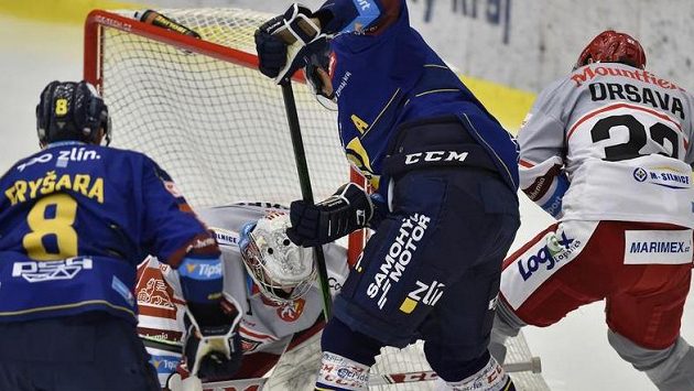 Zleva Štěpán Fryšara ze Zlína, brankář Štěpán Lukeš z Hradce Králové, Bedřich Köhler ze Zlína a Jakub Orsava z Hradce Králové. Zleva Štěpán Fryšara ze Zlína, brankář Štěpán Lukeš z Hradce Králové, Bedřich Köhler ze Zlína a Jakub Orsava z Hradce Králové.