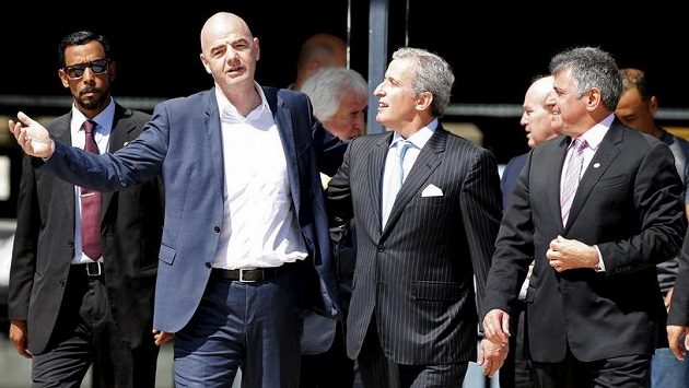 Prezident FIFA Gianni Infantino (vlevo vepředu), šéf Peňarolu a člen etické komise FIFA Juan Pedro Damiani (uprostřed) a předseda uruguajského svazu Wilmar Valdez při setkání v Montevideu. Prezident FIFA Gianni Infantino (vlevo vepředu), šéf Peňarolu a člen etické komise FIFA Juan Pedro Damiani (uprostřed) a předseda uruguajského svazu Wilmar Valdez při setkání v Montevideu.