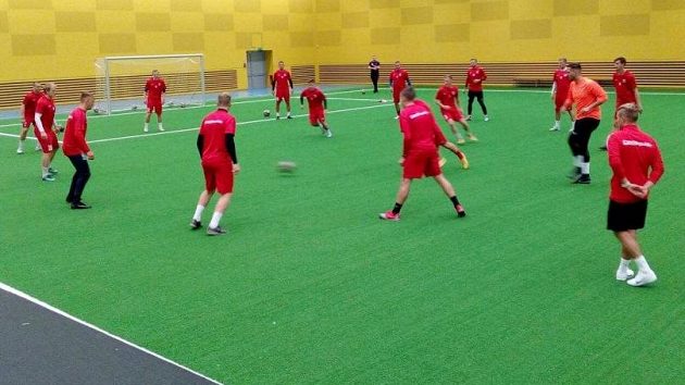 Čeští fotbalisté do 21 let při prvním tréninku v hale na Jedenáctce. Čeští fotbalisté do 21 let při prvním tréninku v hale na Jedenáctce.