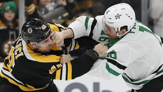 Útočník Dallasu Joe Pavelski (vpravo) v bitce s forvardem Bostonu Davidem Krejčím. Útočník Dallasu Joe Pavelski (vpravo) v bitce s forvardem Bostonu Davidem Krejčím.
