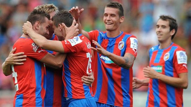 Hráči Plzně oslavují první gól utkání s Baníkem Ostrava. Hráči Plzně oslavují první gól utkání s Baníkem Ostrava.