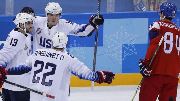 Američan Ryan Donato (č. 16) otevřel skóre olympijského čtvrtfinále s českým týmem. Vpravo obránce Tomáš Kundrátek. Američan Ryan Donato (č. 16) otevřel skóre olympijského čtvrtfinále s českým týmem. Vpravo obránce Tomáš Kundrátek.