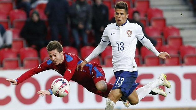 Takhle před třemi lety na stadiónu v Edenu bojoval v utkání hráčů do 21 let portugalský zadák Joao Cancelo (vpravo) s Tomášem Přikrylem. Takhle před třemi lety na stadiónu v Edenu bojoval v utkání hráčů do 21 let portugalský zadák Joao Cancelo (vpravo) s Tomášem Přikrylem.