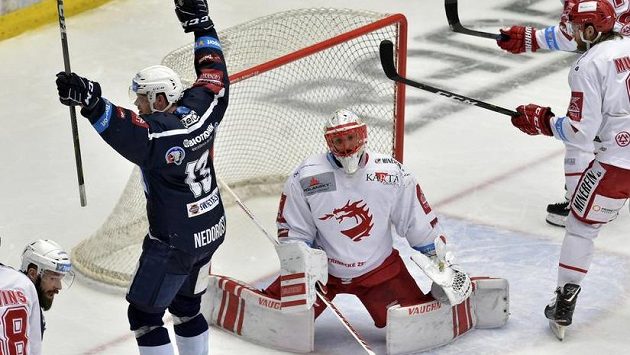 Plzeňský útočník Milan Gulaš (druhý zleva) poté, co překonal Šimona Hrubce v brance Třince. S rukama nad hlavou se raduje Václav Nedorost z Plzně. Plzeňský útočník Milan Gulaš (druhý zleva) poté, co překonal Šimona Hrubce v brance Třince. S rukama nad hlavou se raduje Václav Nedorost z Plzně.
