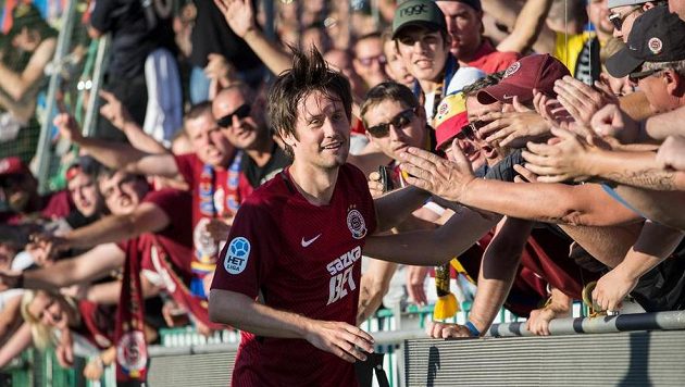 Tomáš Rosický během děkovačky s fanoušky po utkání v Mladé Boleslavi. Tomáš Rosický během děkovačky s fanoušky po utkání v Mladé Boleslavi.