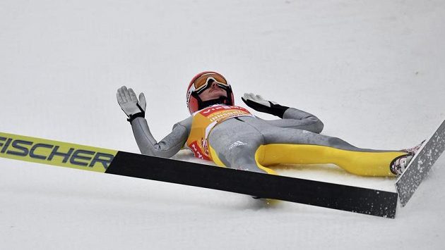 Německý skokan na lyžích Richard Freitag leží na zemi po pádu na můstku v Innsbrucku. Německý skokan na lyžích Richard Freitag leží na zemi po pádu na můstku v Innsbrucku.
