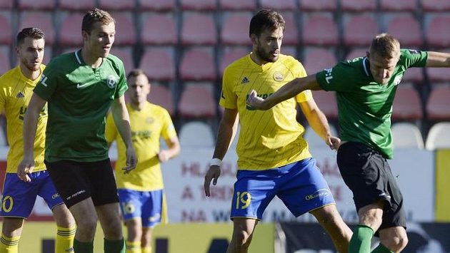 Zleva Joaquin Pablo Podio ze Zlína a Michal Škoda z Příbrami Zleva Joaquin Pablo Podio ze Zlína a Michal Škoda z Příbrami