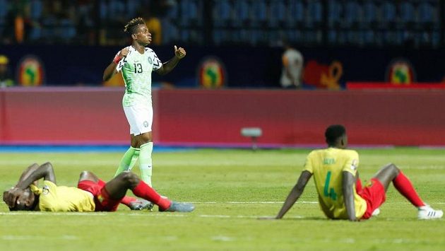 Nigerijec Samuel Chukwueze se raduje poblíž zklamaných Kamerunců. Nigerijec Samuel Chukwueze se raduje poblíž zklamaných Kamerunců.