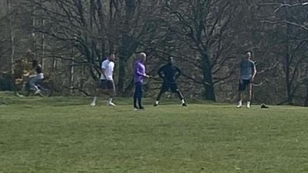 José Mourinho při porušení karantény. Teď se provinili i Serge Aurier a Moussa Sissoko. José Mourinho při porušení karantény. Teď se provinili i Serge Aurier a Moussa Sissoko.