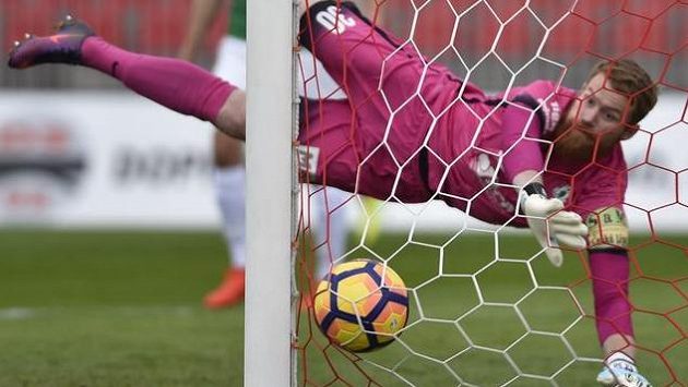 Jablonecký brankář Vlastimil Hrubý v Brně inkasuje. Jablonecký brankář Vlastimil Hrubý v Brně inkasuje.