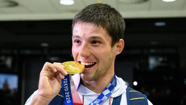 Vodní slalomář Jiří Prskavec pózuje se zlatou medailí z Tokia po návratu do Prahy. Vodní slalomář Jiří Prskavec pózuje se zlatou medailí z Tokia po návratu do Prahy.
