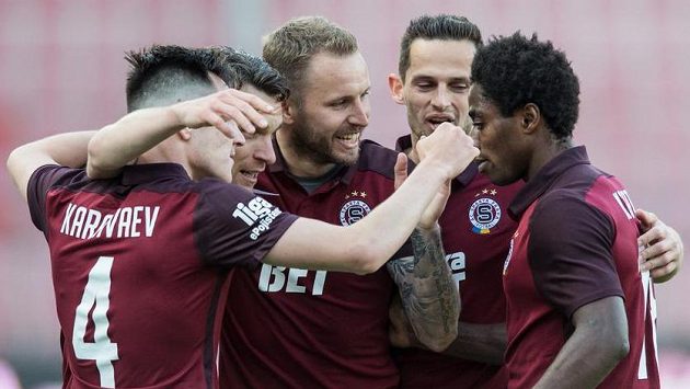 Fotbalisté Sparty Praha (zleva): Vjačeslav Karavajev, David Lafata, Michal Kadlec, Mario Holek a Tiémoko Konaté oslavují gól Liberci. Fotbalisté Sparty Praha (zleva): Vjačeslav Karavajev, David Lafata, Michal Kadlec, Mario Holek a Tiémoko Konaté oslavují gól Liberci.