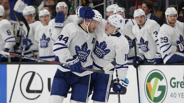 Pravé křídlo Mitch Marner oslavuje gól obránce Morgana Riellyho v zápase mezi celky Vegas Golden Knights a Toronto Maple Leafs. Pravé křídlo Mitch Marner oslavuje gól obránce Morgana Riellyho v zápase mezi celky Vegas Golden Knights a Toronto Maple Leafs.