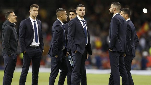 Portugalský stoper Pepe (třetí zprava) stojí se zraněnými spoluhráči z Realu Madrid na stadiónu v irském Cardiffu před výkopem finále Ligy mistrů mezi Bílým baletem a Juventusem - ilustrační snímek. Portugalský stoper Pepe (třetí zprava) stojí se zraněnými spoluhráči z Realu Madrid na stadiónu v irském Cardiffu před výkopem finále Ligy mistrů mezi Bílým baletem a Juventusem - ilustrační snímek.