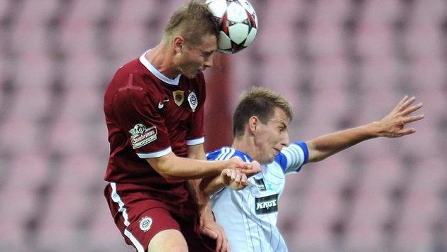 Obránce Sparty Jakub Brabec (vlevo) dává druhý gól v podzimním utkání se Znojmem. Obránce Sparty Jakub Brabec (vlevo) dává druhý gól v podzimním utkání se Znojmem.