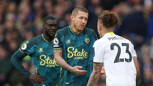 Fotbalista Watfordu Juraj Kucka diskutuje s hráčem Leedsu Kalvinem Phillipsem (vpravo) během 7. kola anglické premier League. Fotbalista Watfordu Juraj Kucka diskutuje s hráčem Leedsu Kalvinem Phillipsem (vpravo) během 7. kola anglické premier League.