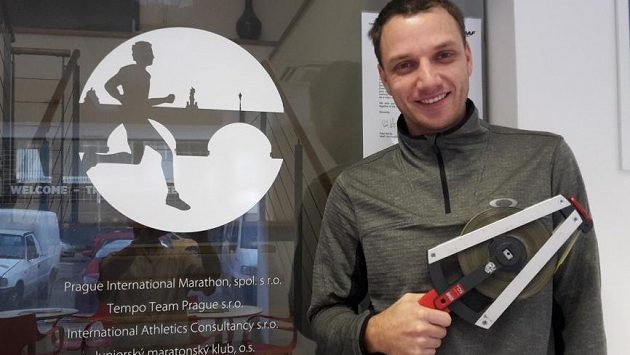Jeho revírem jsou závody. Jeho zbraní metr. A tempo jeho vyměřování je vražedné. Jeho revírem jsou závody. Jeho zbraní metr. A tempo jeho vyměřování je vražedné.