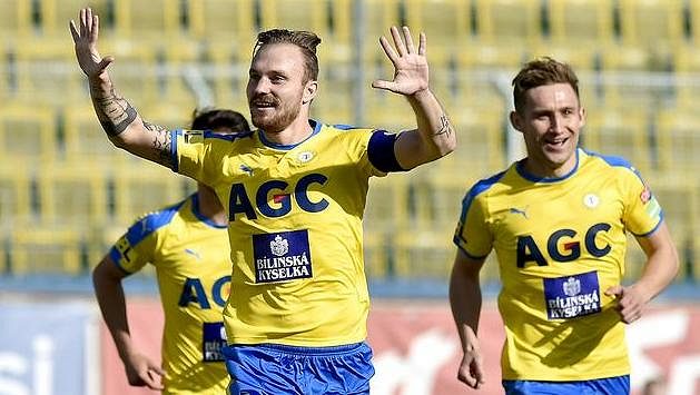 Hráči Teplic se radují z gólu proti Slovácku, vpředu jeho autor Jakub Hora. Hráči Teplic se radují z gólu proti Slovácku, vpředu jeho autor Jakub Hora.