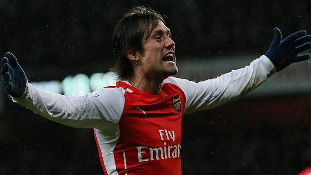 Tomáš Rosický slaví svoji trefu v ligovém duelu proti QPR. Tomáš Rosický slaví svoji trefu v ligovém duelu proti QPR.
