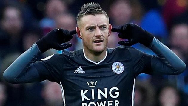 Fotbalista Leicesteru City Jamie Vardy se raduje z gólu proti Aston Ville. Fotbalista Leicesteru City Jamie Vardy se raduje z gólu proti Aston Ville.