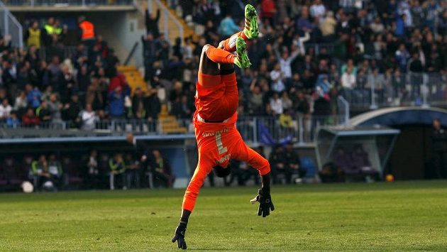 Brankář Malagy Carlos Kameni oslavuje gól svého týmu v utkání s Realem. Brankář Malagy Carlos Kameni oslavuje gól svého týmu v utkání s Realem.