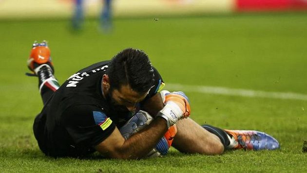 Italský brankář Gianluigi Buffon během přípravného zápasu s Německem. Italský brankář Gianluigi Buffon během přípravného zápasu s Německem.