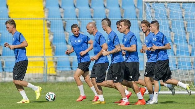 S libereckými fotbalisty si zatrénoval i sportovní ředitel klubu Jan Nezmar (třetí zleva). S libereckými fotbalisty si zatrénoval i sportovní ředitel klubu Jan Nezmar (třetí zleva).