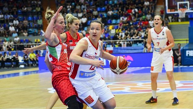 Zprava Alena Hanušová, Tereza Vyoralová, Maďarky Nora Nagyová-Bujdosová a Courtney Vanderslootová. Zprava Alena Hanušová, Tereza Vyoralová, Maďarky Nora Nagyová-Bujdosová a Courtney Vanderslootová.