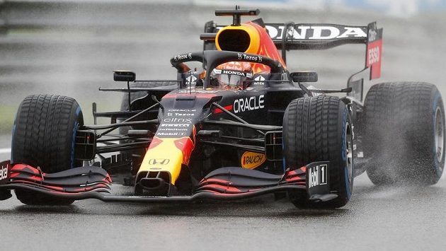 Max Verstappen na trati během deštivé Velké ceny Belgie. Max Verstappen na trati během deštivé Velké ceny Belgie.