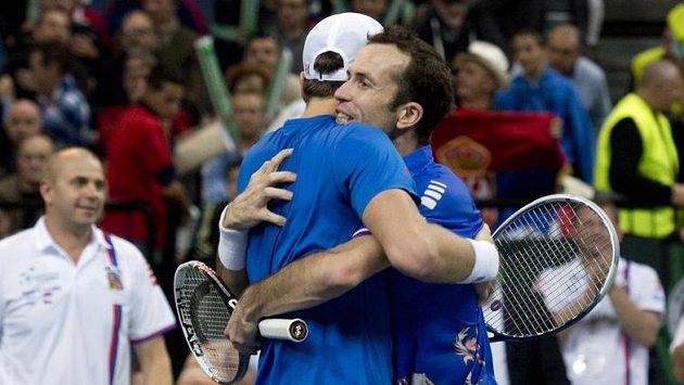 Tomáš Berdych (vlevo) a Radek Štěpánek se radují z výhry ve čtyřhře proti Srbům Nenadu Zimonjičovi a Iljovi Bozoljacovi. Tomáš Berdych (vlevo) a Radek Štěpánek se radují z výhry ve čtyřhře proti Srbům Nenadu Zimonjičovi a Iljovi Bozoljacovi.