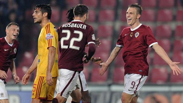 Bořek Dočkal (vpravo) ze Sparty oslavuje gól během utkání s Duklou. Bořek Dočkal (vpravo) ze Sparty oslavuje gól během utkání s Duklou.