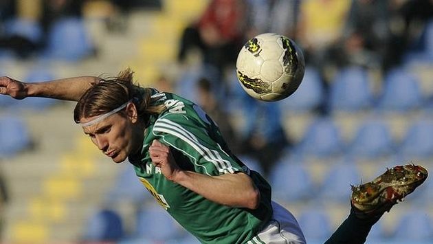 Michael Rabušic z Liberce (dole) a Martin Abraham z Bohemians 1905 ve 22. kole Gambrinus ligy. Michael Rabušic z Liberce (dole) a Martin Abraham z Bohemians 1905 ve 22. kole Gambrinus ligy.
