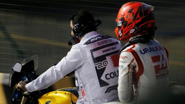Nikita Mazepin opouští scénu na motorce... Nikita Mazepin opouští scénu na motorce...