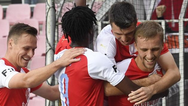 Hráči Slavie se radují z prvního gólu, který dal z penalty Tomáš Souček (vpravo). Hráči Slavie se radují z prvního gólu, který dal z penalty Tomáš Souček (vpravo).