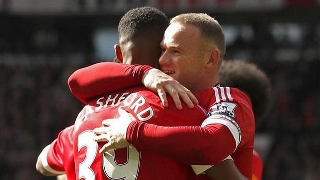 Marcus Rashford a Wayne Rooney slaví gól Manchesteru United proti Aston Ville. Marcus Rashford a Wayne Rooney slaví gól Manchesteru United proti Aston Ville.