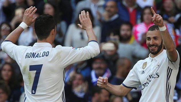 Cristiano Ronaldo a Karim Benzema oslavují jeden z gólů Realu Madrid. Cristiano Ronaldo a Karim Benzema oslavují jeden z gólů Realu Madrid.