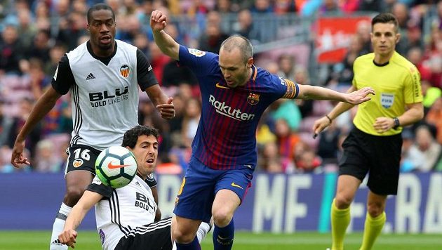 Andres Iniesta z Barcelony při utkání s Valencií. Andres Iniesta z Barcelony při utkání s Valencií.