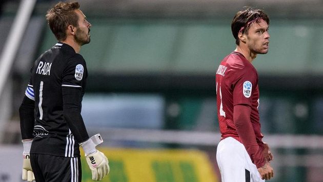 Václav Kadlec ze Sparty po neproměněné šanci a brankář Dukly Filip Rada. Václav Kadlec ze Sparty po neproměněné šanci a brankář Dukly Filip Rada.