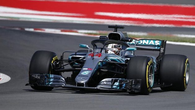 Lewis Hamilton na okruhu v Barceloně. Lewis Hamilton na okruhu v Barceloně.