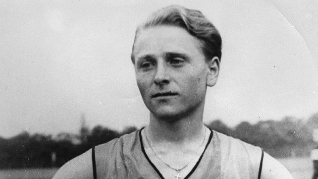 Zdeňka Koubková v roce 1935, rok před změnou pohlaví. Zdeňka Koubková v roce 1935, rok před změnou pohlaví.