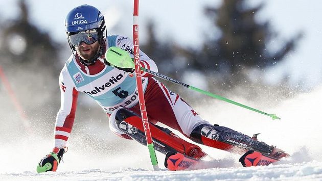 Rakouský lyžař Marco Schwarz si ve švýcarském Adelbodenu dojel pro první vítězství v klasickém slalomu Světového poháru. Rakouský lyžař Marco Schwarz si ve švýcarském Adelbodenu dojel pro první vítězství v klasickém slalomu Světového poháru.