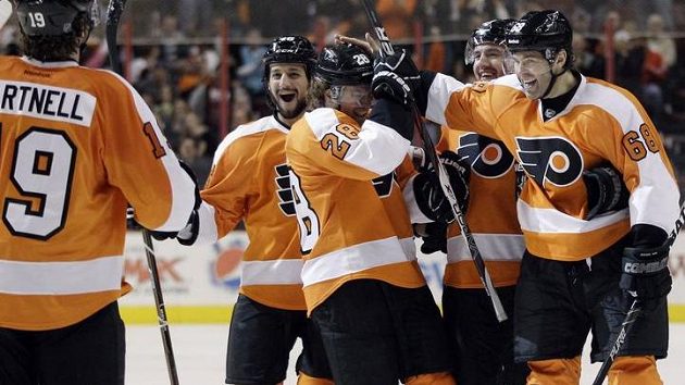 Jaromír Jágr (vpravo) a Claude Giroux, teď mu bude jeho centr chybět Jaromír Jágr (vpravo) a Claude Giroux, teď mu bude jeho centr chybět