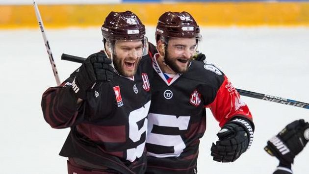 Sparťané Michal Barinka (vlevo) a Dominik Uher oslavují druhý gól v síti Växjö. Sparťané Michal Barinka (vlevo) a Dominik Uher oslavují druhý gól v síti Växjö.