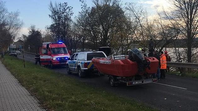 Hasiči a policejní potápěči pátrají po posádce ultralightu, který v sobotu spadl do Labe v Křešicích u Litoměřic. Hasiči a policejní potápěči pátrají po posádce ultralightu, který v sobotu spadl do Labe v Křešicích u Litoměřic.