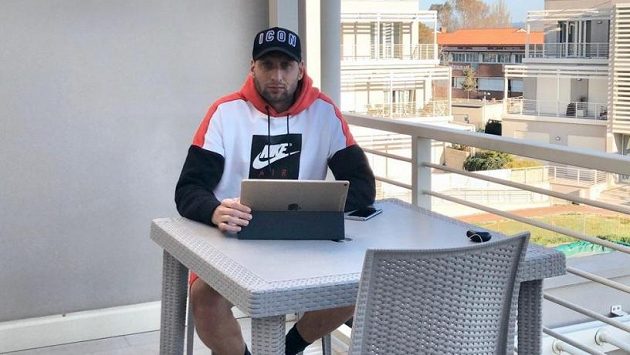Lukáš Zima na terase svého domu Lukáš Zima na terase svého domu