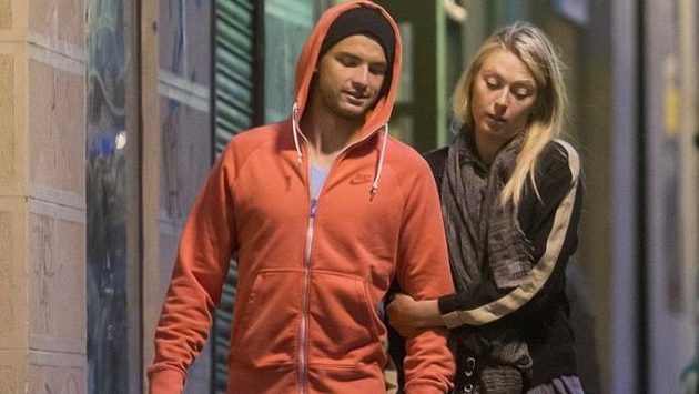 Tenisový pár Grigor Dimitrov a Maria Šarapovová při noční procházce Madridem. Tenisový pár Grigor Dimitrov a Maria Šarapovová při noční procházce Madridem.